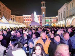  ??  ?? I festeggiam­enti Tutti in piazza per la notte di San Silvestro