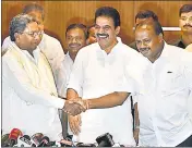  ?? ARIJIT SEN/HT ?? Karnataka CM HD Kumaraswam­y with the Congress leaders during a press meet to announce portfolios in Bengaluru on Friday.