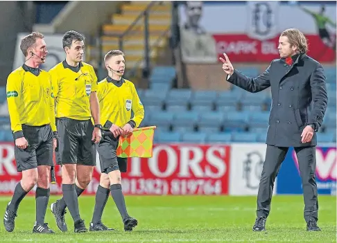  ??  ?? CONTROVERS­Y: Hearts boss Robbie Neilson confronts referee Don Robertson after the final whistle at Dens.