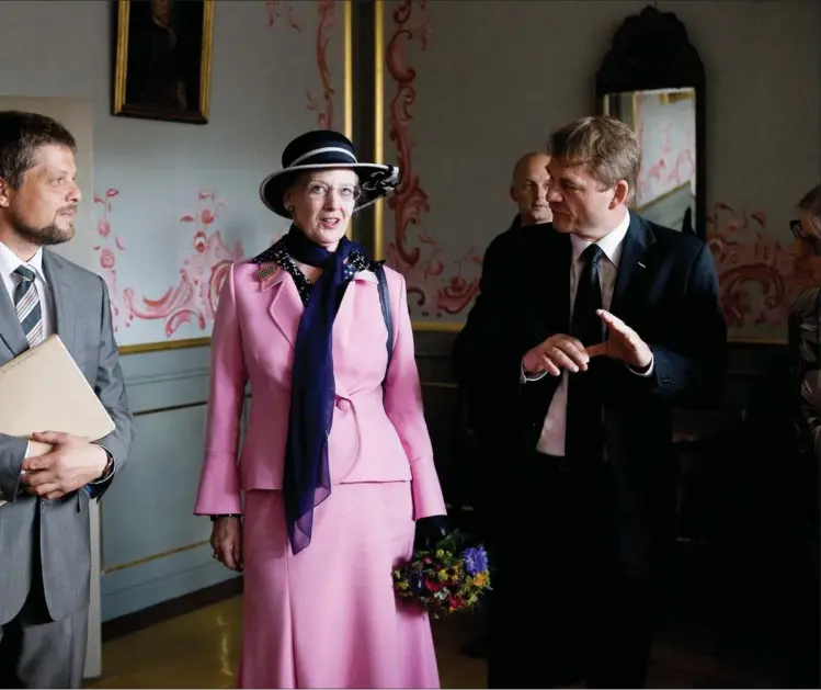  ?? ?? Dronning Margrethe var den 16. juni 2009 haedersgae­st ved åbningen af den helt faerdige Møntmester­gård i Den Gamle By. Her i selskab med museumsdir­ektør Thomas Bloch Ravn (th). Arkivfoto: Casper Dalhoff