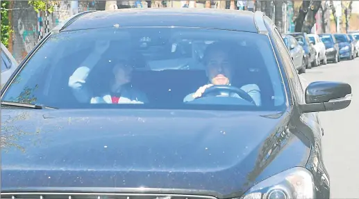  ?? MARCELO SILVESTRO ?? AL VOLANTE. Dujovne, ayer por la mañana, al salir de su casa del barrio porteño de Belgrano. Volvió a su trabajo como consultor.