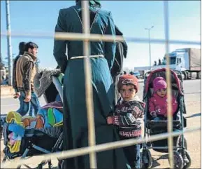  ?? BULENT KILIC / AFP ?? Refugiados sirios junto a la frontera turca, todavía cerrada, en Kilis