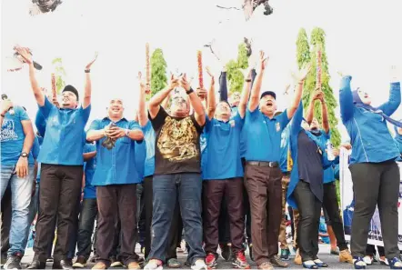  ??  ?? Up in the air: Zaluzi and Barisan Nasional’s Pengkalan Chepa candidates releasing birds at the inaugurati­on of Barisan’s Jentera Parti at Panchor in Pengkalan Chepa.