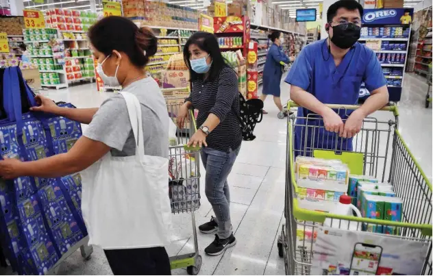  ?? File/agence France-presse ?? ↑
Shoppers at a supermarke­t in Bangkok.