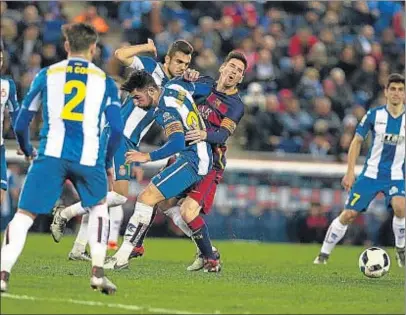  ?? CÉSAR RANGEL ?? Álvaro derribó a Messi en este duro lance del partido de ayer