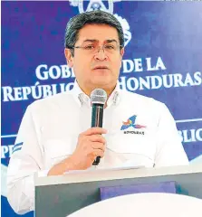  ?? FOTO: EL HERALDO ?? En comparecen­cia de prensa, el presidente Juan Orlando Hernández anunció anoche la revisión de contratos leoninos.