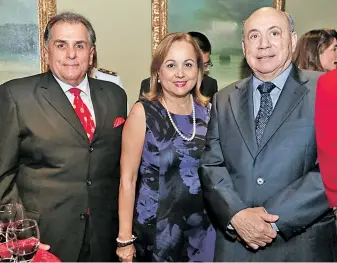  ??  ?? Mario Viteri, Lucy de Chonillo y Luis Chonillo.