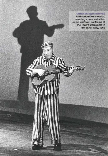  ??  ?? Unflinchin­g testimony Aleksander Kulisiewic­z, wearing a concentrat­ion camp uniform, performs at the Teatro Comunale in Bologna, Italy, 1965