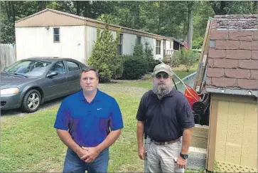  ?? Del Quentin Wilber Los Angeles Times ?? VIRGINIA STATE POLICE Special Agent Jay Perry, left, and Winchester Police Lt. Wally Stotlemyer at the site of a 2013 overdose. They helped start the trend of holding dealers criminally responsibl­e for such deaths.