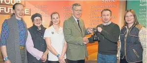  ??  ?? John Rhind of Mains of Loirston Trust hands the trophy to Timur Kharisov with Joanne Breese, Helen Parker, Emma Parvin and Heather Duff.