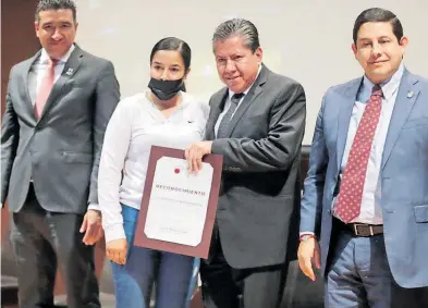  ?? / GODEZAC ?? El gobernador entregó permisos de trabajo temporales a zacatecano­s.