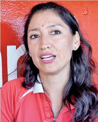  ?? JUAN T. VALENZUELA ?? Maritza Castro, de 34 años, confiesa que su trabajo es muy bien pagado en el béisbol invernal dominicano con los Leones del Escogido.