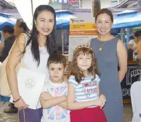  ??  ?? (From left) Siene Daulong Walker and her kids Lawrence and Sophia with Edy Gamboa- Liu.