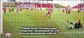  ??  ?? Elfmeter für den FSV Zwickau gegen Fortuna Köln - Toni Wachsmuth (M.) trifftins von ihm aus gesehen rechte Eck.