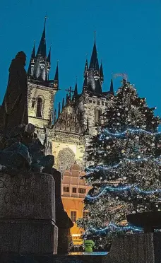  ??  ?? Zaplněné náměstí Do Prahy se na slavnostní rozsvěcení vánočního stromu sjely tisíce lidí z celého Česka. Policie dokonce musela omezovat přístup na Staroměsts­ké náměstí, které bylo zcela zaplněno. Foto: Michal Turek, MAFRA