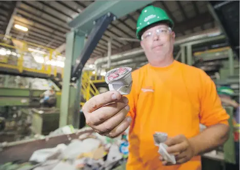  ?? PETER J. THOMPSON ?? Canada Fibers Ltd. Plant Manager Brian Sneyd holds up Keurig coffee pods at the company’s Toronto location on Thursday. Toronto asks its residents to throw the pods in the garbage, but many end up in the city’s blue bins. Keurig calls its new pods...