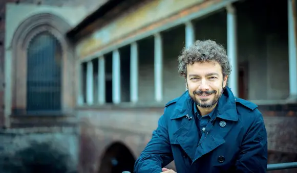  ?? (foto Baria) ?? Eploratore
Massimo Polidoro, 50 anni, fotografat­o al Castello Sforzesco. Sullo sfondo, La Ponticella, uno dei luoghi segnalati nella sua guida