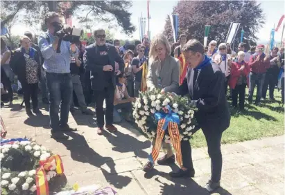  ?? Foto: GVA ?? Landesmini­sterin Bravo und Ministerpr­äsident Puig legen in Mauthausen einen Kranz nieder.