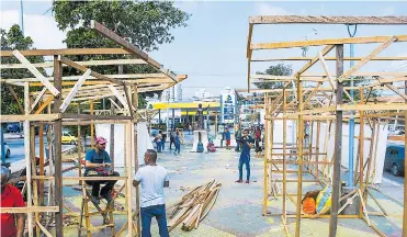  ?? LUIS FELIPE DE LA HOZ ?? La estatua de Esthercita Forero al fondo, ahora queda visible después de la reubicació­n de los puestos.