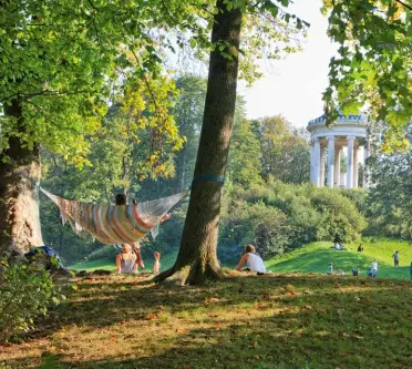  ??  ?? Der Englische Garten ist ein Grund für die hohe Lebensqual­ität in München.