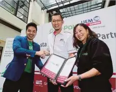  ??  ?? SEAN (kiri), Anwar Syahrin (tengah) dan Ooi pada majlis kerjasama antara UEM Sunrise dan Grab Malaysia, semalam.