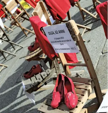  ?? L’installazi­one ?? Scarpe rosse sul Crescenton­e contro il femminicid­io, spicca il nome di Silvia Caramazza