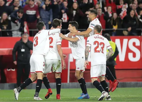  ??  ?? ITALIANO SUKSES: Pemain Sevilla merayakan gol Franco Vazquez (dua dari kiri) kemarin WIB (8/2). Foto kanan, Vincenzo Montella meloloskan Sevilla ke final Copa del Rey.