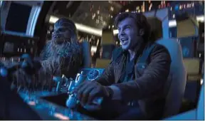  ??  ?? Alden Ehrenreich joue un Han Solo juvénile, ici au côté de Chewbacca.