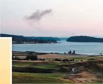  ?? PHOTOS AFP ?? L’homme a effectué des manoeuvres complexes (mortaise) avant de s’écraser dans un nuage de fumée dans la baie de Seattle.