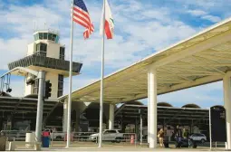  ?? BEN MARGOT/AP 2013 ?? Travelers prepare to enter Metropolit­an Oakland Internatio­nal Airport. The facility based in the city of Oakland is considerin­g adding “San Francisco” to its name.