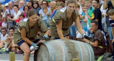  ??  ?? Wine lover Per chi ama vino e degustazio­ni una kermesse tutta dedicata a sfide originali tra botti e uva ad Avio