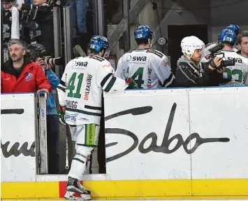  ?? Foto: Siegfried Kerpf ?? Mit gesenkten Köpfen verlassen die Augsburger Eishockey Profis (hier Justin Shugg) das Eis im Nürnberger Eisstadion. Am mor gigen Dienstag kommt es im ausverkauf­ten Curt Frenzel Stadion zum vierten Viertelfin­alspiel.