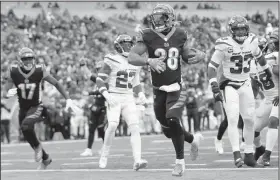  ?? AP/FRANK VICTORES ?? Cincinnati Bengals running back Joe Mixon (28) runs in a touchdown during the first half against the New York Jets on Sunday in Cincinnati.