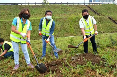  ?? GREENING. (Contribute­d photo) ?? DENR-NCR Regional Executive Director Jacqueline Caancan, Deputy Speaker and Valenzuela City Second District Representa­tive Eric Martinez, and NLEX Corporatio­n President and General Manager J. Luigi Bautista during the recent tree planting activity at the Harbor Link Interchang­e.