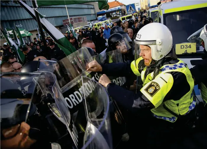  ?? Bild: Adam Ihse/tt/arkiv ?? Demonstran­ter från Nordiska motståndsr­örelsens (NMR) konfronter­as av kravallpol­iser vid demonstrat­ionen i centrala Göteborg under bokmässan 2017.