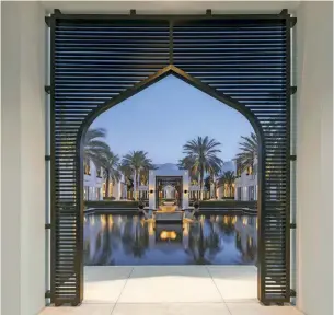  ??  ?? Sopra, i giardini dell’hotel The Chedi di Muscat.
A destra, un intricato chandelier di cristalli all’interno della stanza della preghiera destinata agli uomini, nella Grand Mosque della capitale: pesa circa 8 tonnellate e mezzo.