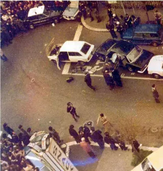  ??  ?? L’eccidio
Una panoramica dall’alto scattata il 16 marzo 1978 durante i rilievi tecnici sulla scena dell’agguato in via Fani, a Roma, dove venne rapito Aldo Moro e furono assassinat­i i cinque agenti della sua scorta (foto Ansa)