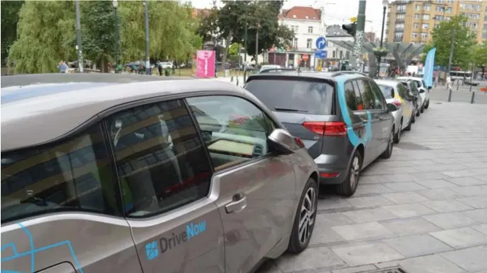  ??  ?? Alle wagens van de vijf autodeelsy­stemen op een rijtje.