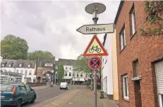  ?? FOTO: CATTELAENS ?? Ein Schild „Achtung, Fahrradfah­rer“steht an der Hafenstraß­e.