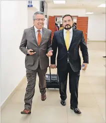  ?? GUSTAVO GUAMÁN / EXPRESO ?? Defensa. Lenín Pérez y Reinaldo Zambrano, tras la audiencia de ayer.