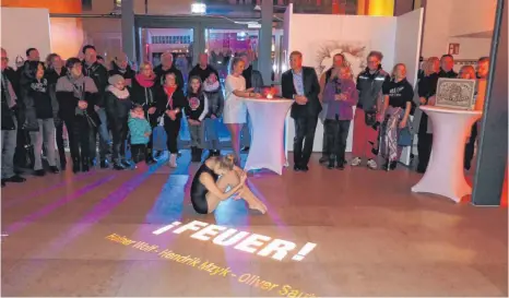  ?? FOTO: BAUCH ?? Die Ausstellun­g Feuer ist im Foyer des Bopfinger Rathauses eröffnet worden.