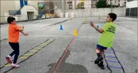  ?? (DR) ?? Les jeunes Antibois peuvent se défouler sur le bitume du Stade Foch.