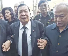  ??  ?? Chavalit (left), arrives to attend a court ruling on charges against Somchai, at the Supreme Court in Bangkok. — AFP photo