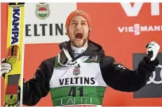  ?? FOTO: ULANDER/LEHTIKUVA/AFP ?? Ein Bayer im Himmel: Markus Eisenbichl­er jubelte auf dem Podium in Lahti über seinen Sieg. Später flossen sogar Freudenträ­nen.