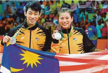  ??  ?? PENG Soon (kiri) bersama Liu Ying raih perak di Rio 2016.