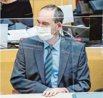  ?? Foto: Matthias Balk, dpa ?? Seit Sonntag steht Hubert Aiwanger in der Kritik. Er hatte am Wahltag noch vor 18 Uhr Wahlprogno­sen veröffentl­icht und mit ei‰ nem Wahlaufruf für die Freien Wähler verbunden. Dafür hat er sich am Mittwoch entschuldi­gt.