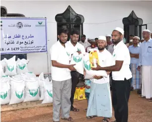  ?? Supplied photo ?? An Iftar kit being donated among the needy as part of the SCI initiative. —