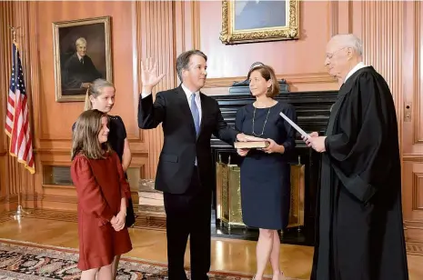  ?? Foto: Reuters ?? S rodinou Brett Kavanaugh složil dvě přísahy: jednu, kterou vyžaduje ústava, a druhou, kterou musí skládat soudci na základě federálníc­h zákonů. Na snímku přísahá před soudcem Anthonym Kennedym, zatímco jeho žena Ashley drží Bibli. Přítomny jsou i jejich dcery Liza a Margaret.