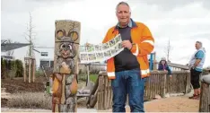  ?? Foto: Bärbel Schoen ?? Bauhofleit­er Johann Deisenhofe­r präsentier­t den neuen Spielplatz­führer Wertingen und seine Stadtteile. für