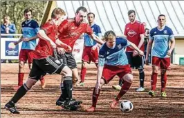  ??  ?? Einen sicheren :-Heimsieg gegen Eintracht Wickersted­t (in Rot) sicherten sich die Kicker vom Schöndorfe­r SV gestern. Foto: Hannsjörg Schumann